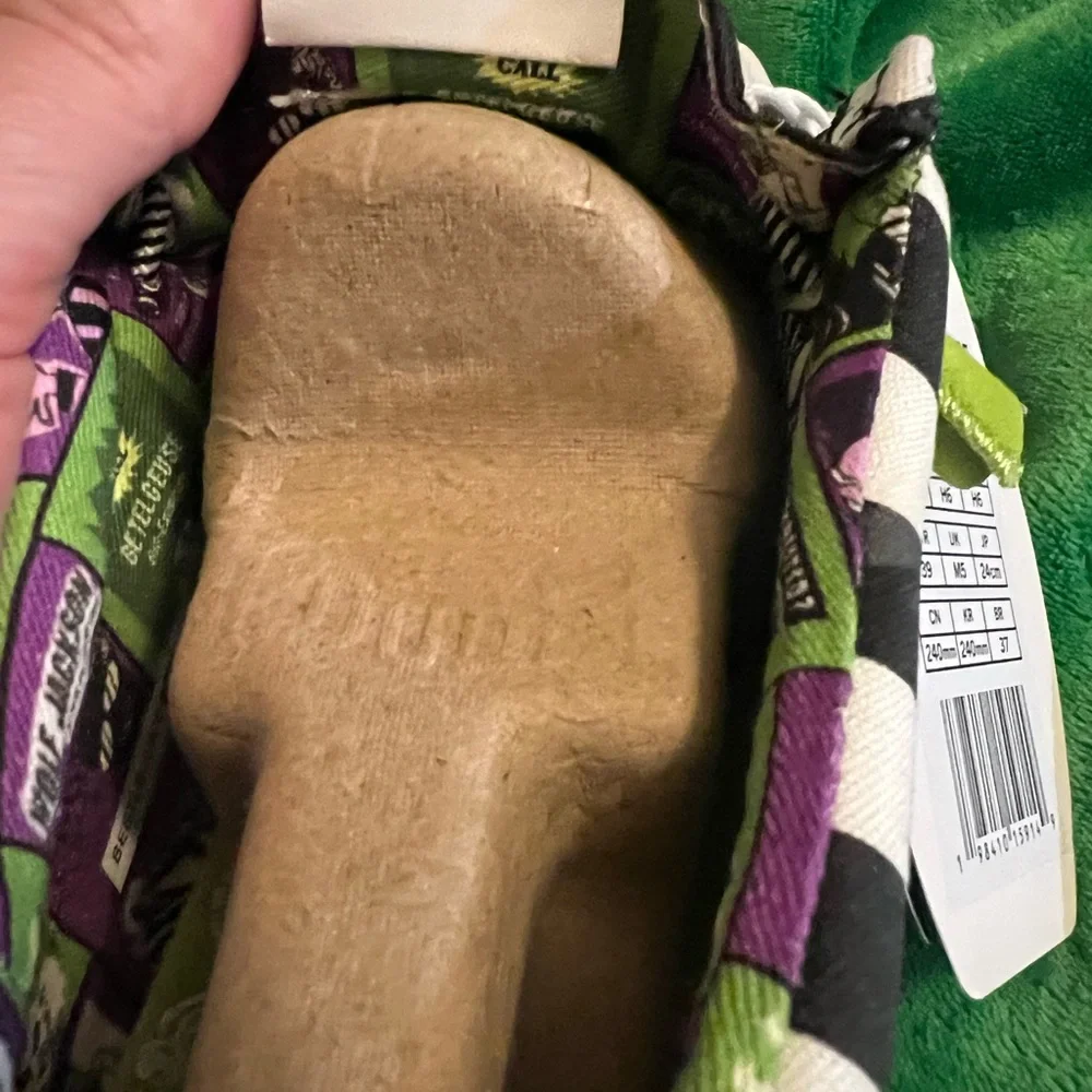 Limited edition Hey Dudes BEETLEJUICE new in original packaging with tags - Picture 5 of 5